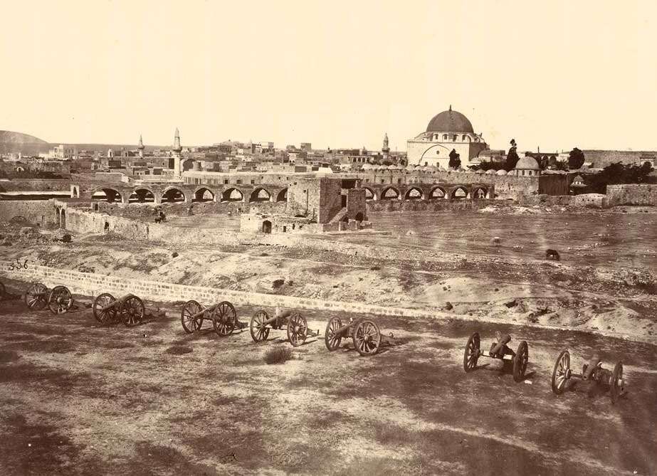 מנוסה לפני המצור הנפוליאוני. תותחים מחוץ לחומות עכו. | באדיבות ארכיון האימפריה העותמאנית