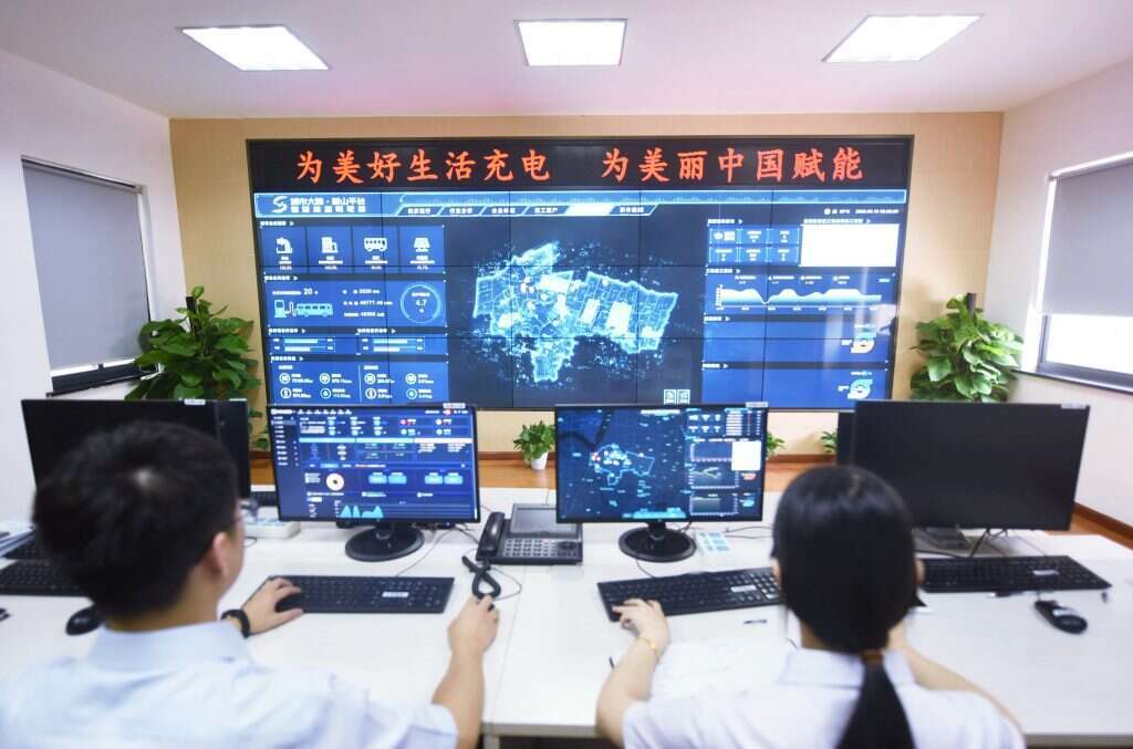 צוות סיטי בריין עוקב אחר אספקת החשמל במחוז האנגג'ואו בסין. | גטי אימג'ס