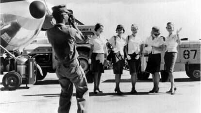 צוות דיילות בבסיס האוויר בסייגון, 1960. | panam.org