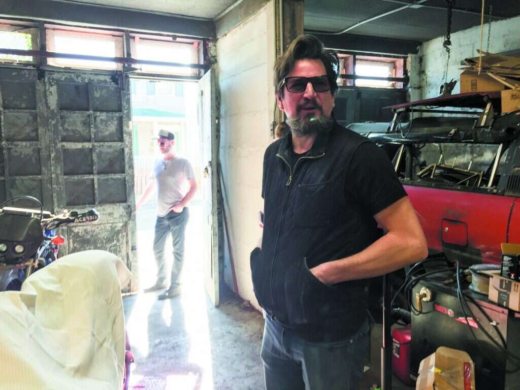 ג'וף דנק במוסך ביתו, ששימש את קונדיט לבניית הטיל. | Daphne Glover Ferrier courtesy of Urban Goat Films