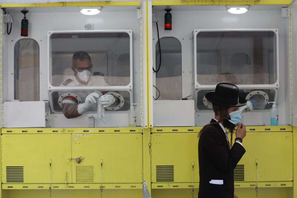 מתחמי בדיקה רגליים לאוכלוסייה שאין בבעלותה רכבים. מתחם היבדק וסע של מד"א בירושלים. ספטמבר 2020. | EPA