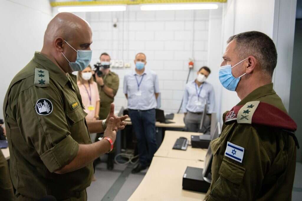 הרמטכ"ל רא"ל כוכבי עם אל"מ ביסטריצר