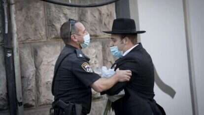 כיצד בחברה האמונה על "פיקוח נפש דוחה את כל התורה", תקנות הקורונה מופרות באופן נרחב וממוסד? מאה שערים,. | יונתן זינדל, פלאש 90