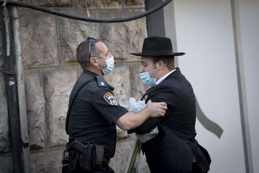 כיצד בחברה האמונה על "פיקוח נפש דוחה את כל התורה", תקנות הקורונה מופרות באופן נרחב וממוסד? מאה שערים,. | יונתן זינדל, פלאש 90