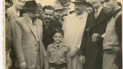 שלושת המנהיגים באזכרה הפומבית הראשונה ליאיר, 1949 . במרכז: הילד יאיר בנו של אברהם שטרן, מימינו נתן ילין־מור, יצחק שמיר וד"ר ישראל אלדד. התמונה באדיבות העמותה להנצחת מורשת לוחמי חרות ישראל - לח"י