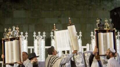 הכנסת ספרי תורה בכותל, 2015. | יונתן זינדל, פלאש 90