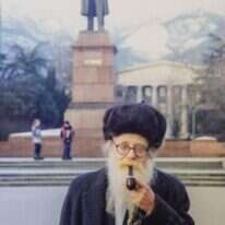 הרב עדין אבן ישראל שטיינזלץ ליד פסל לנין. יאלטה, 1997