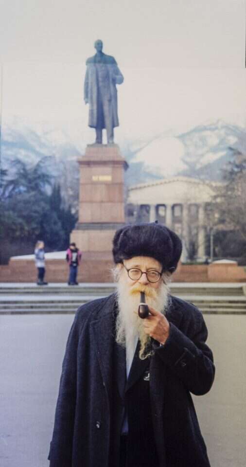 הרב עדין אבן ישראל שטיינזלץ ליד פסל לנין. יאלטה, 1997