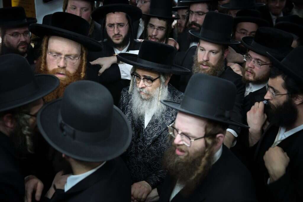 הסכסוך עם אחיו מידרדר לפסים אלימים. הרב אהרן טייטלבוים מבקר במירון. | דוד כהן, פלאש 90 הסכסוך עם אחיו מידרדר לפסים אלימים. הרב אהרן טייטלבוים מבקר במירון. | דוד כהן, פלאש 90