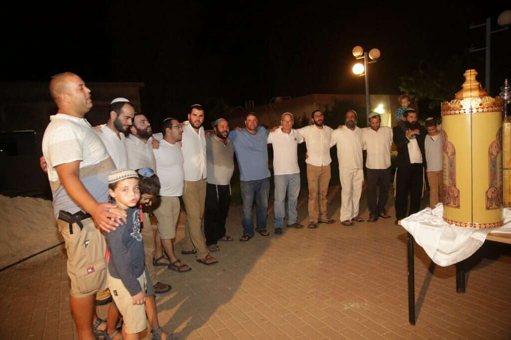 הקפות שניות של שמחת תורה בבקעה, ארכיון. | מרים צחי