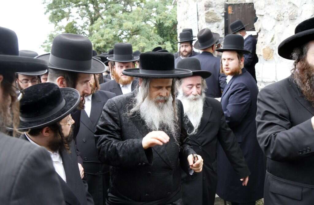 יריבות משפחתית חריפה. הרב זלמן לייב טייטלבוים וחסידיו בניו־יורק. | EPA יריבות משפחתית חריפה. הרב זלמן לייב טייטלבוים וחסידיו בניו־יורק. | EPA