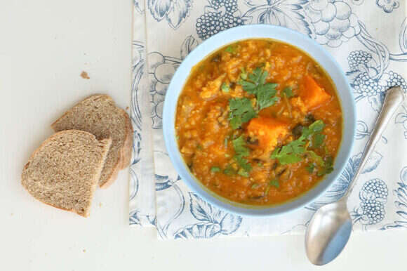מרק עדשים כתומות, דלעת וכוסברה. | אפרת ליכטנשטט