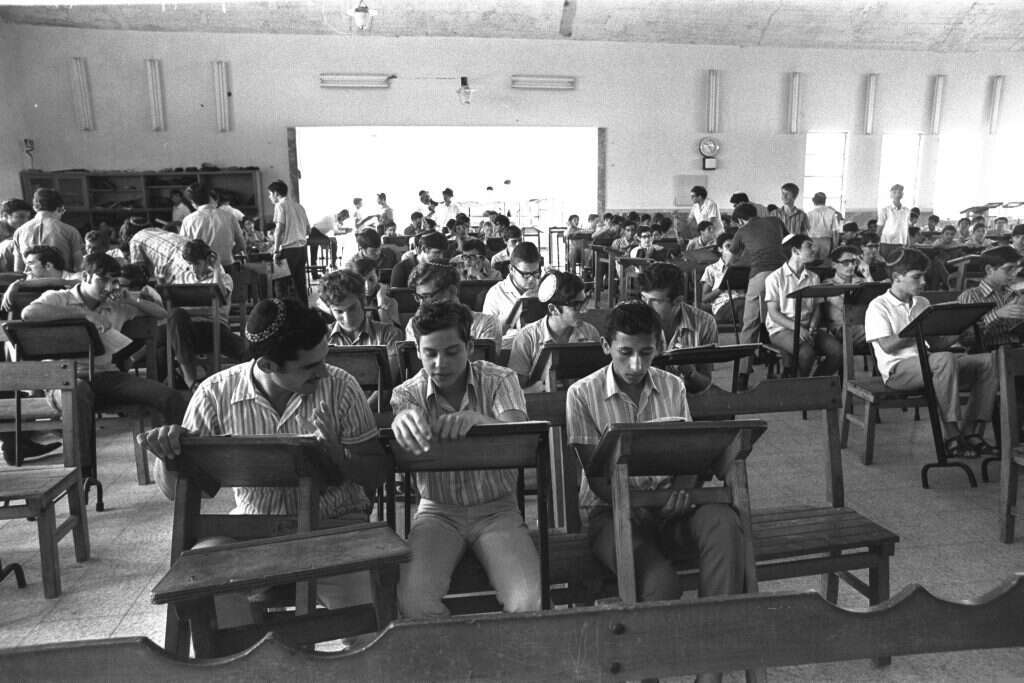 החוויה לא הייתה קיצונית וחד־צדדית, אלא מורכבת. ישיבת נחלים, 1972. (למצולמים אין קשר לכתבה). | משה מילנר, לע"מ