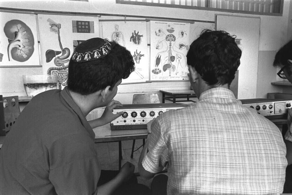 דחיפה למצוינות לימודית ולאינטגרציה. מעבדה בישיבת נחלים, 1972. | משה מילנר, לע"מ