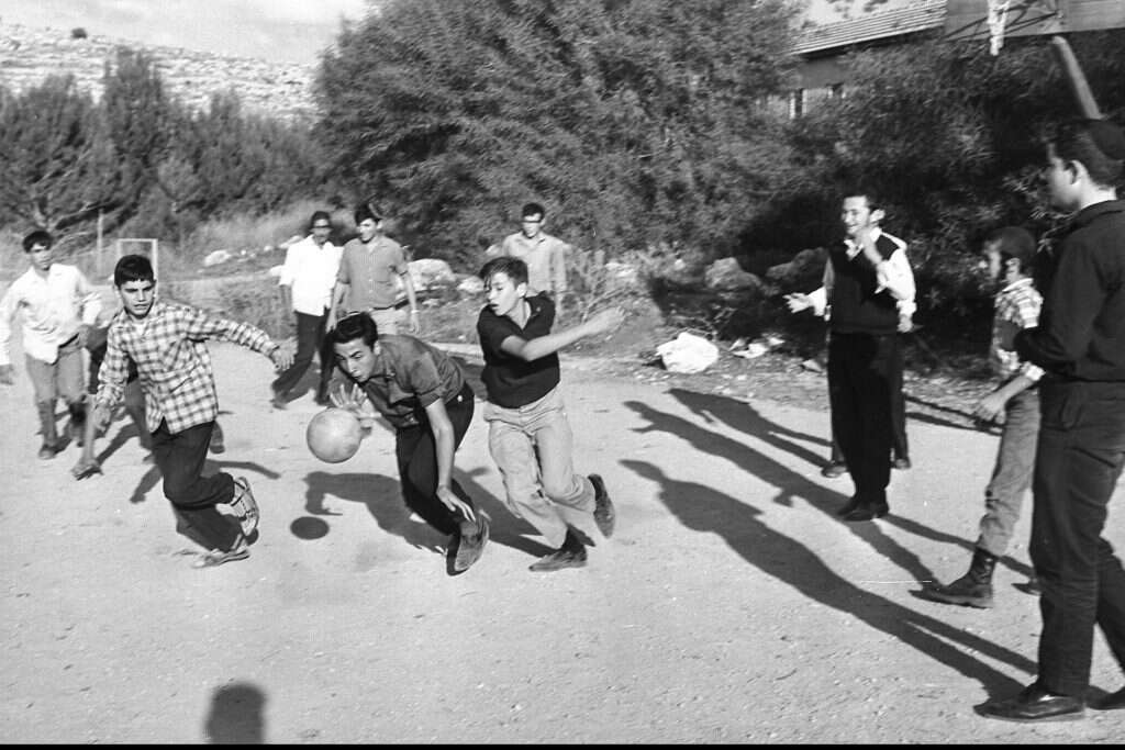 החוויה בפנימייה הייתה טוטאלית. משחק כדורסל בישיבת נחלים. | משה פרידן, לע"מ