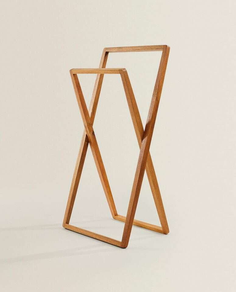 מתלה מגבות מעץ שיטה. ZARA HOME. | יחצ חול