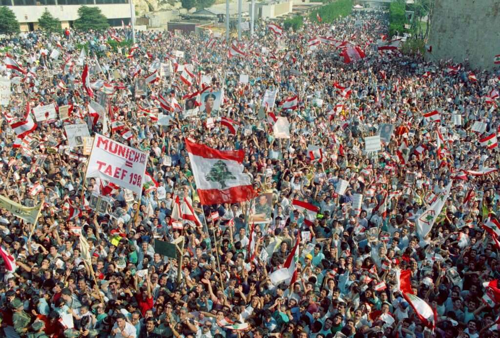 הפגנת תמיכה במישל עאון מחוץ לארמון הנשיאות בביירות, 1989. | AFP