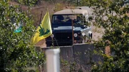 ג'יפ של צבא לבנון בגבול ישראל על רקע
דגל חיזבאללה, אוגוסט 2020. | AFP