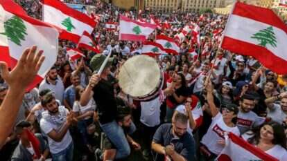 מפגינים בביירות נגד הכוונה למסות שימוש בווטסאפ, אוקטובר 2019. | EPA