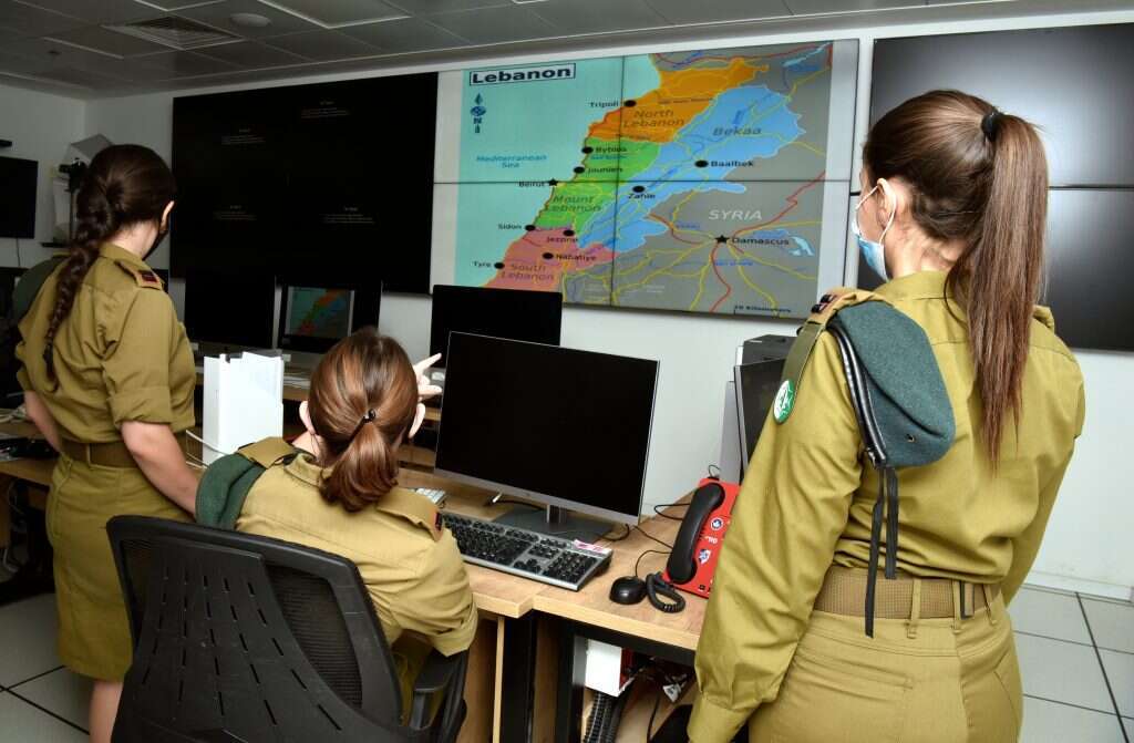 שירות מרתק וחשאי. משמאל לימין: סגן א', סג"מ ש' וסגן מ' בענף לבנון באמ"ן. | יוסי זליגר