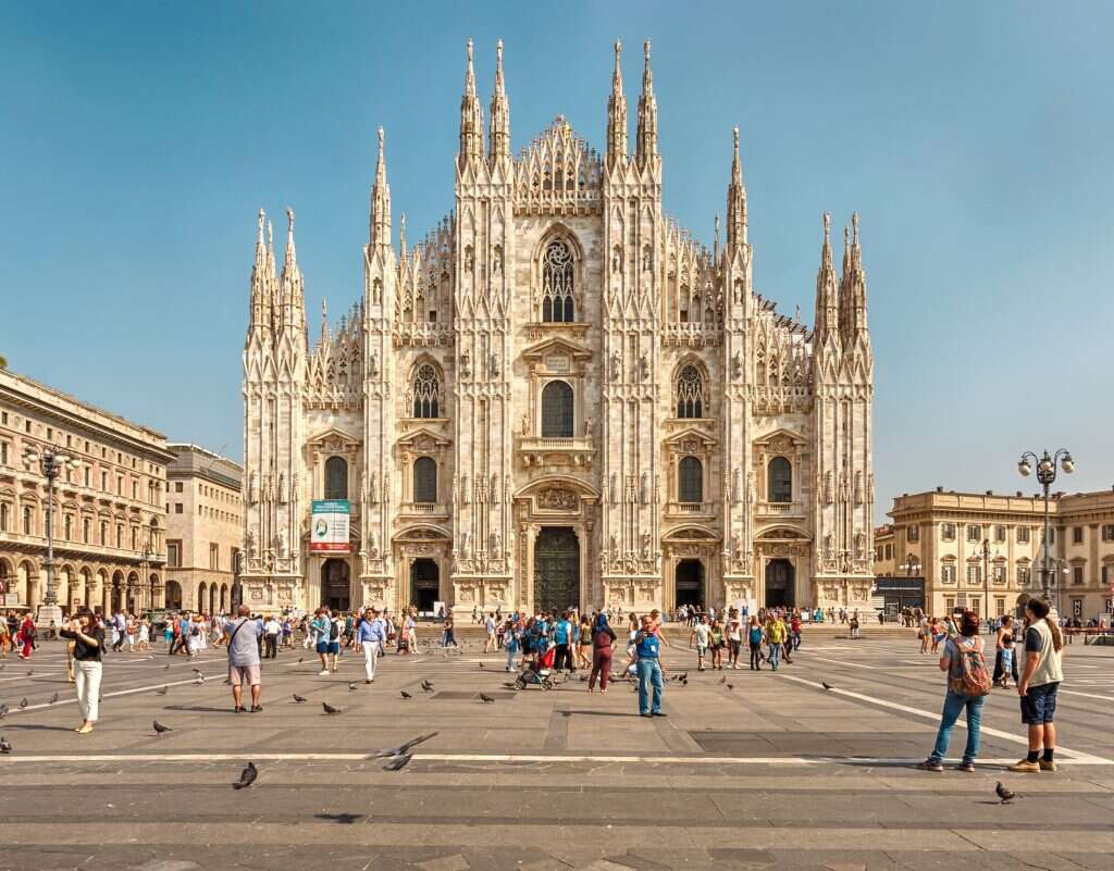 צריך לחוות מקום כדי לכתוב. קתדרלת מילאנו. | שאטרסטוק