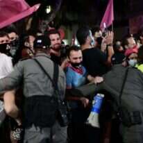 שוטרים מתעמתים עם מפגינים בתל־אביב. | תומר נויברג, פלאש 90