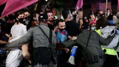 שוטרים מתעמתים עם מפגינים בתל־אביב. | תומר נויברג, פלאש 90