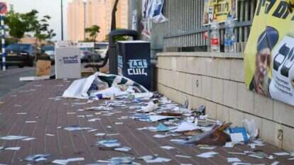 לא זזים שמאלה במילימטר. שלטי תעמולה ופתקי בחירות מושלכים ברחוב באשדוד, ספטמבר 2019. | לירון מולדובן