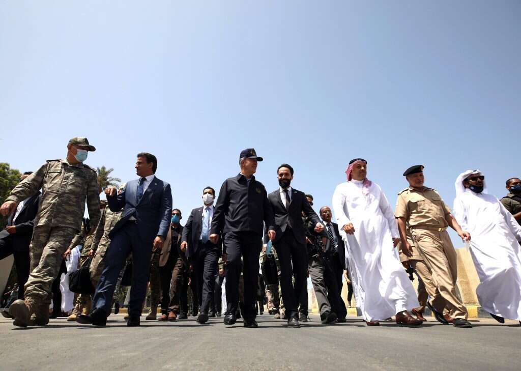 שר הביטחון הטורקי הולוסי אקאר (שני משמאל) ושר הביטחון הקאטרי ח'אלד בן מוחמד אל-עטיה בביקורם במפקדת אימונים בלוב. אוגוסט 2020. שר הביטחון הטורקי הולוסי אקאר (שני משמאל) ושר הביטחון הקאטרי ח'אלד בן מוחמד אל-עטיה בביקורם במפקדת אימונים בלוב. אוגוסט 2020.