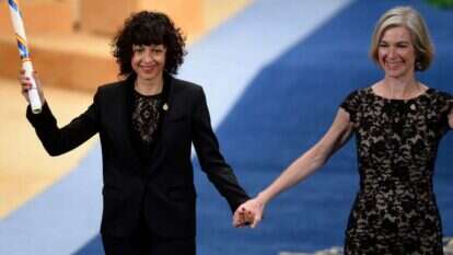 זוכות פרס נובל לכימיה ג'ניפר דאודנה ועמנואל שרפנטייה ב-2015. | AFP