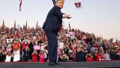 טראמפ זורק מסכות לקהל באירוע בחירות בפלורידה. | AFP