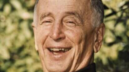 תיאר את עצמו כליצן אך למעשה היה סופר מתוחכם. יוסל בירשטיין, 1996. | בני לפיד