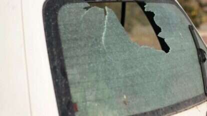 מכונית שנפגעה מזריקת אבנים. | חיים TPS