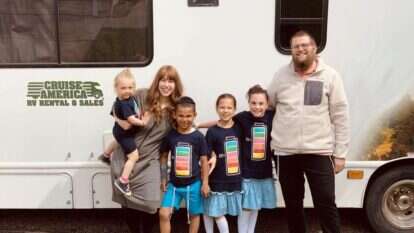 חיים וחוי ברוק, עם ארבעה מחמשת ילדיהם. | באדיבות המשפחה