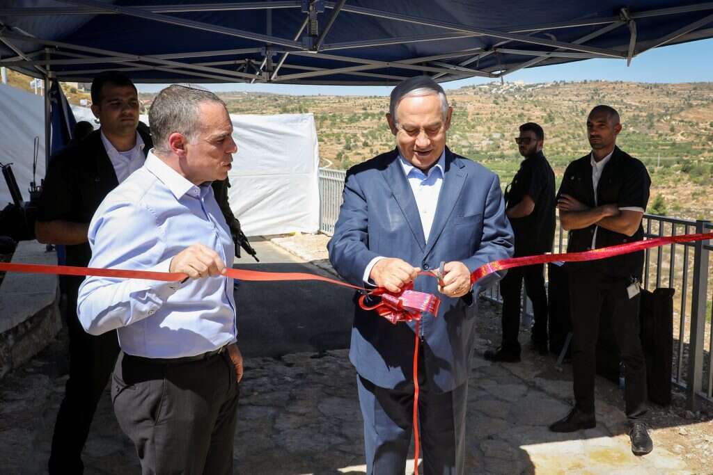 "אני כן מוכן, בתמורה לרווחים אחרים, לוותר על הישגים בתחום הטריטוריאלי־ריבוני". נתניהו חונך טיילת באפרת שבגוש עציון. | גרשון אלינסון, פלאש 90