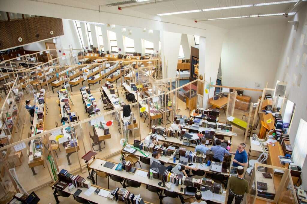 אילוסטרציה. בית המדרש של ישיבת הר עציון מחולק לקפסולות. | אריק סולטן