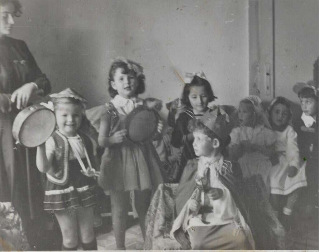 איך תרקוד שרה הקטנה? מסיבת חנוכה בגן הילדים (פריש ראשונה משמאל). | באדיבות המשפחה איך תרקוד שרה הקטנה? מסיבת חנוכה בגן הילדים (פריש ראשונה משמאל). | באדיבות המשפחה