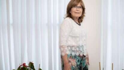 "אמא שהיא סופר־וומן". השופטת בדימוס שרה פריש. | אריק סולטן "אמא שהיא סופר־וומן". השופטת בדימוס שרה פריש. | אריק סולטן