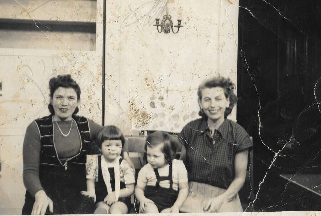 בלי קשרים וגב כלכלי, חיפשו את הטיפול הטוב ביותר. שרה פריש בילדותה עם אמה בארצות הברית. | באדיבות המשפחה בלי קשרים וגב כלכלי, חיפשו את הטיפול הטוב ביותר. שרה פריש בילדותה עם אמה בארצות הברית. | באדיבות המשפחה