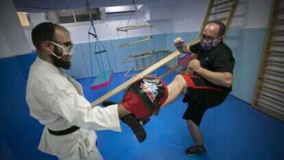 צביקה עם מאמן אומנויות הלחימה דויד ליבנשטיין. | אוליבייה פיטוסי, פלאש 90 צביקה עם מאמן אומנויות הלחימה דויד ליבנשטיין. | אוליבייה פיטוסי, פלאש 90