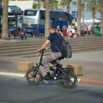 שאלה של הגדרה. רוכב אופניים חשמליים בנתניה. | שאטרסטוק