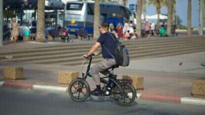 שאלה של הגדרה. רוכב אופניים חשמליים בנתניה. | שאטרסטוק