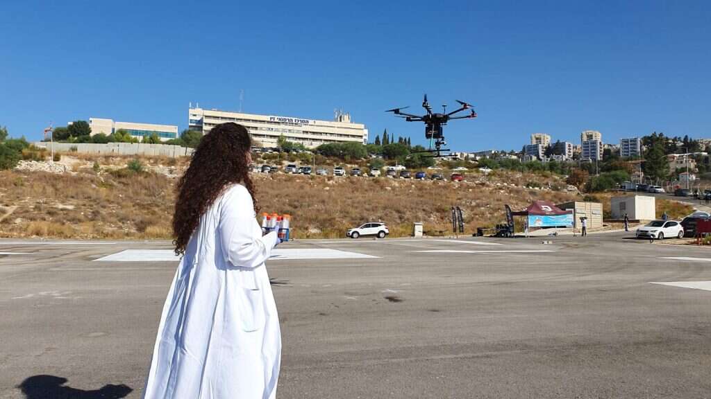 עובדת המעבדות ב"זיו" ג'קי כהן עם הרחפן | אשר אלמקיס