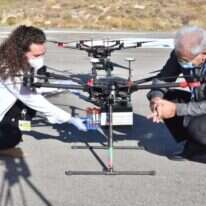 מנהל המרכז הרפואי פרופ' סלמאן זרקא ועובדת המעבדות ב"זיו" ג'קי כהן, מכניסים לתוך מנשא הרחפן מבחנות לבדיקה. | אשר אלמקיס