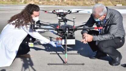 מנהל המרכז הרפואי פרופ' סלמאן זרקא ועובדת המעבדות ב"זיו" ג'קי כהן, מכניסים לתוך מנשא הרחפן מבחנות לבדיקה. | אשר אלמקיס