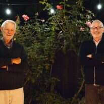 פול מילגרום (מימין) ורוברט וילסון אחרי בשורת הזכייה. | EPA