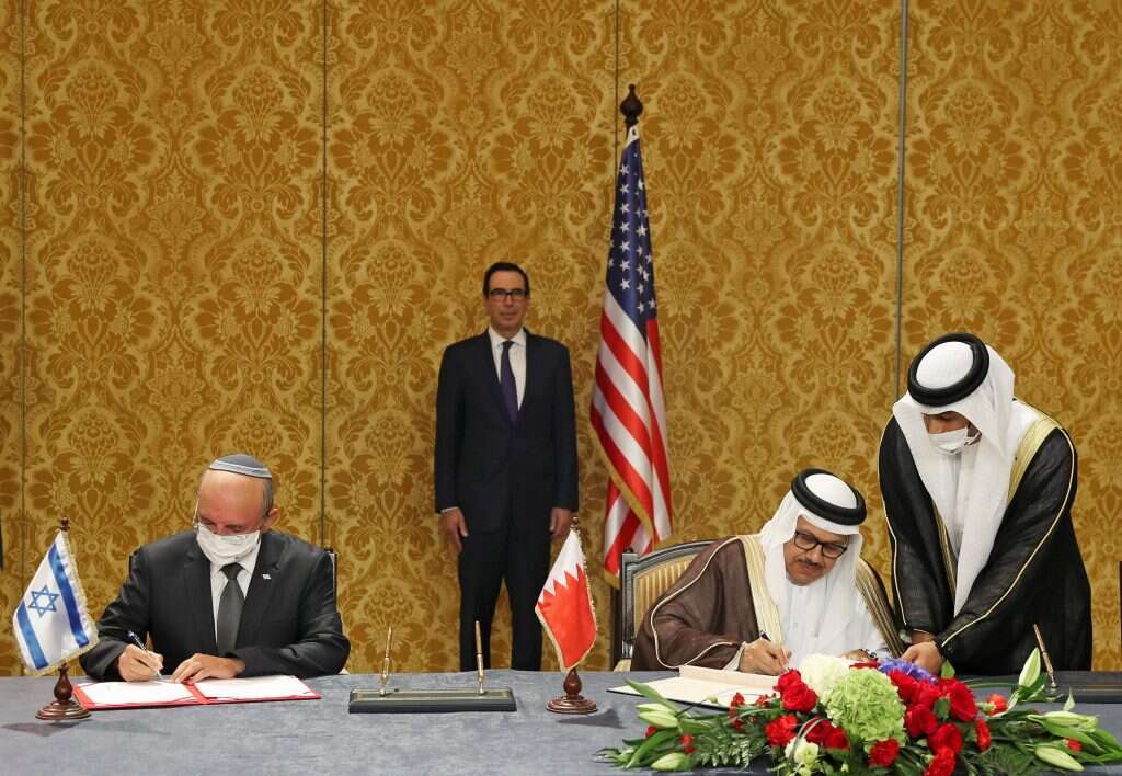 בן שבת ואל זיאני חותמים על ההצהרה המשותפת. | AFP