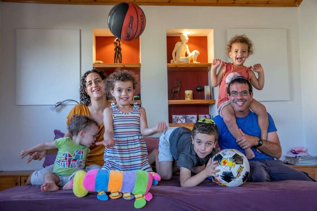 משפחת גולדנברג ממושב גמזו. | יוסי אלוני