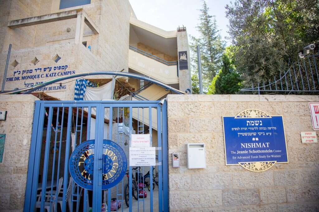 "הבת שלי יודעת להסביר שיש רבנית שנשואה לרב, ויש רבנית שהיא אישה שלומדת הרבה". | אריק סולטן