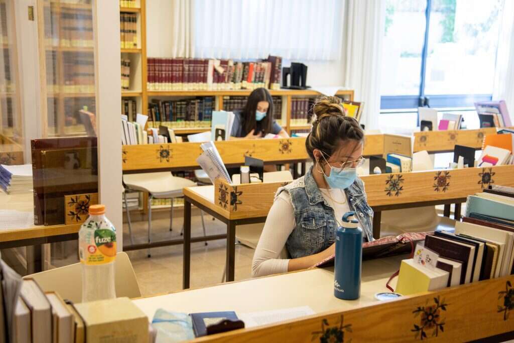 עד לא מזמן העיסוק הפסיקתי בטהרה היה נחלת הגברים בלבד. מדרשת נשמת בירושלים. | אריק סולטן